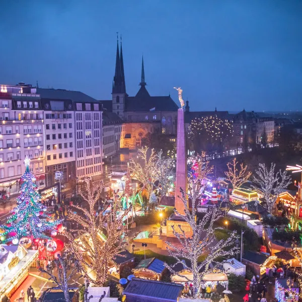 vue sur le march&eacute; de No&euml;l &agrave; Luxembourg ville